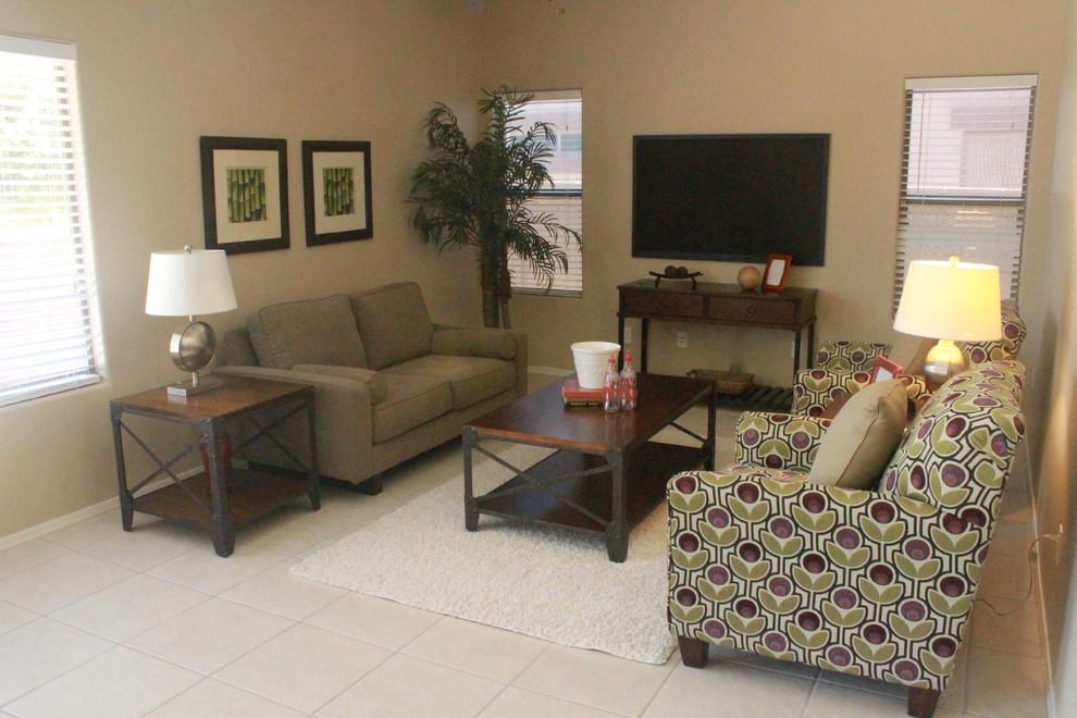 Immagine di un soggiorno tradizionale di medie dimensioni e aperto con pareti beige, pavimento con piastrelle in ceramica, nessun camino e nessuna TV