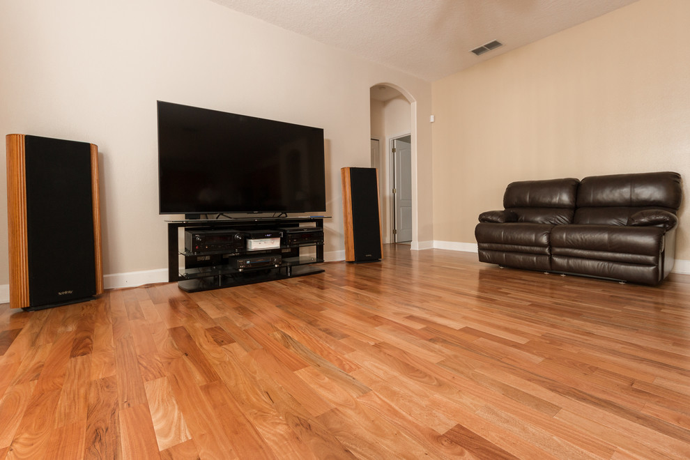 Foto de sala de estar cerrada tradicional de tamaño medio sin chimenea con suelo de madera clara y televisor independiente