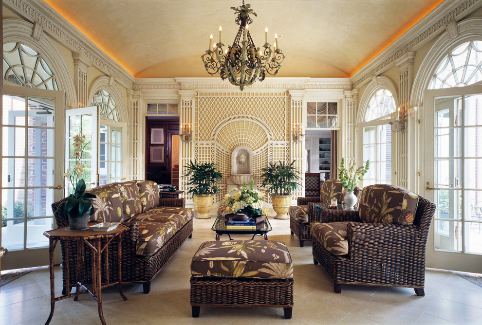 Diseño de sala de estar cerrada clásica con paredes beige y suelo de travertino