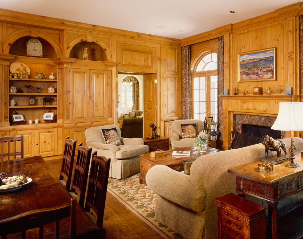 Ejemplo de sala de estar cerrada tradicional con suelo de madera en tonos medios, todas las chimeneas, marco de chimenea de piedra y televisor retractable