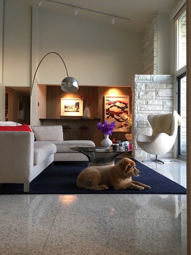 Offenes, Großes Retro Wohnzimmer mit beiger Wandfarbe, Travertin, Kamin, Kaminumrandung aus Stein und beigem Boden in Los Angeles