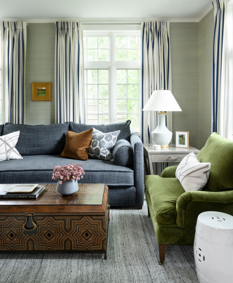 Klassisches Wohnzimmer mit Tapetenwänden und grauer Wandfarbe in Boston