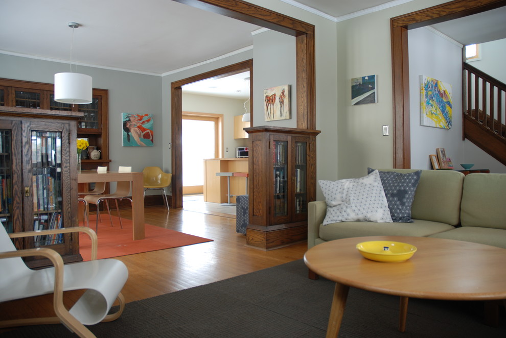 Ejemplo de sala de estar abierta moderna de tamaño medio sin chimenea y televisor con suelo de madera clara