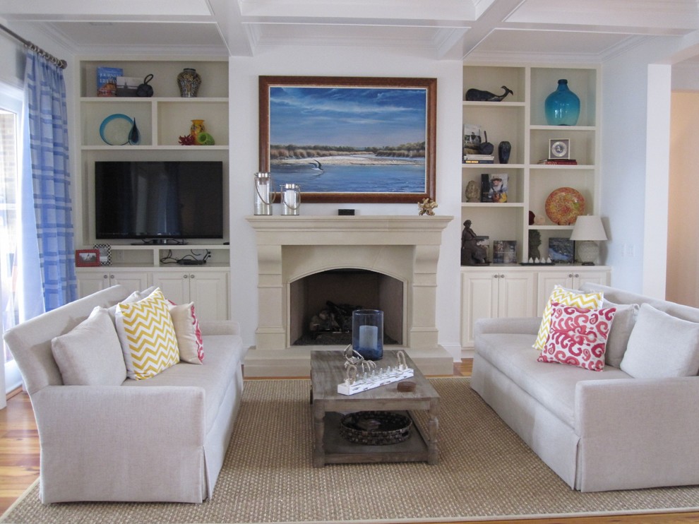 Diseño de sala de estar tradicional con todas las chimeneas y marco de chimenea de piedra