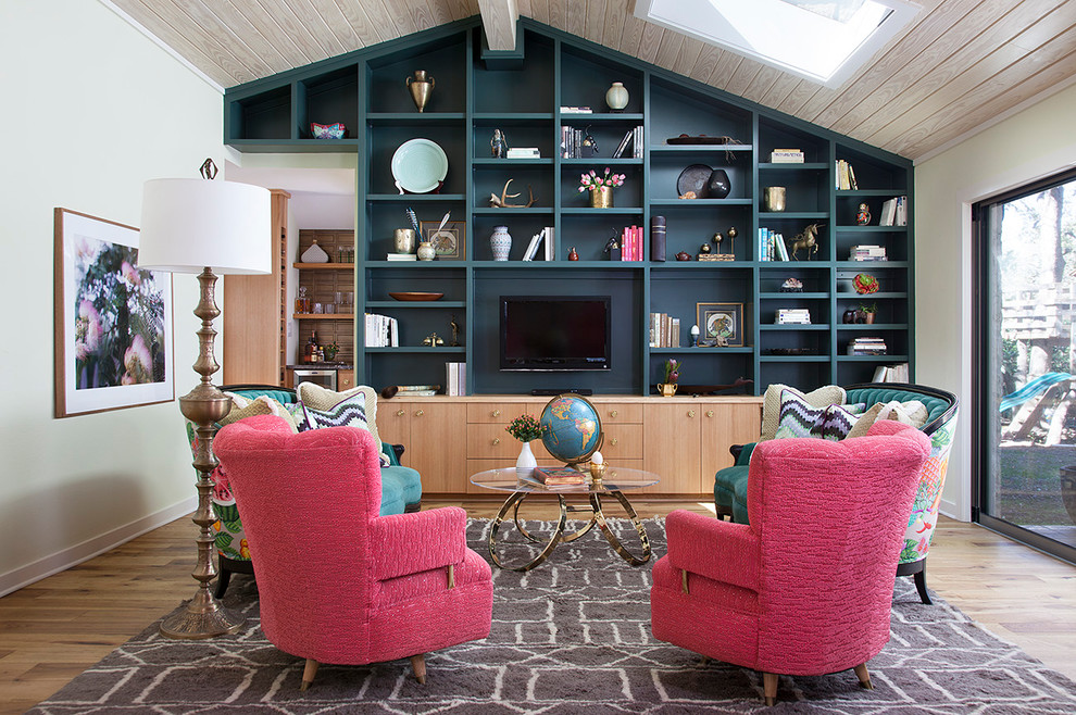Idee per un soggiorno classico con libreria, pareti blu, parquet chiaro, parete attrezzata e pavimento beige
