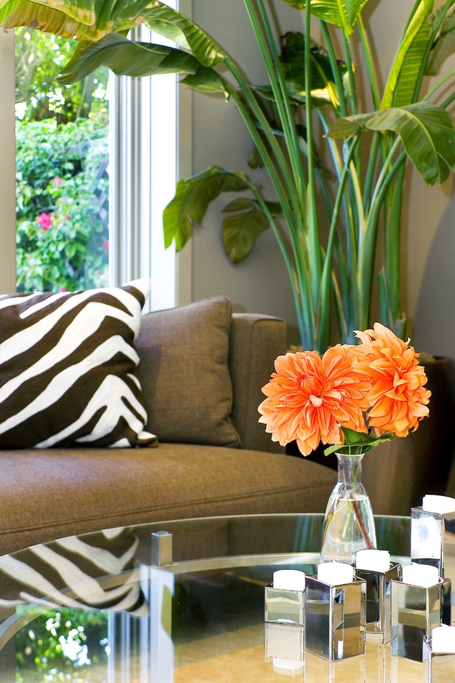 Immagine di un soggiorno design con pareti beige