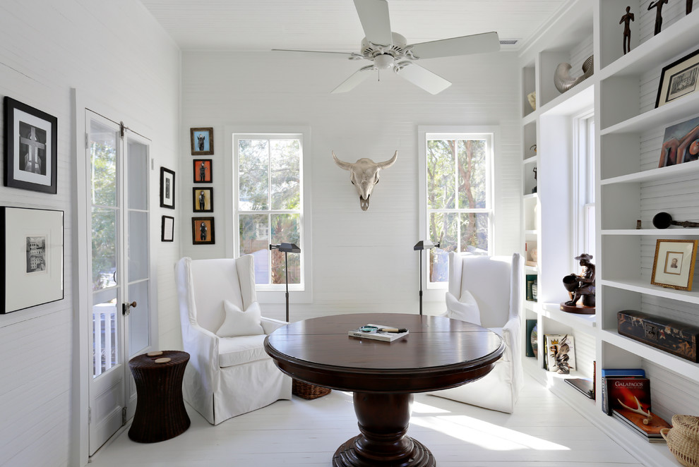 Стильный дизайн: изолированная гостиная комната в морском стиле с белыми стенами, деревянным полом и белым полом без камина, телевизора - последний тренд