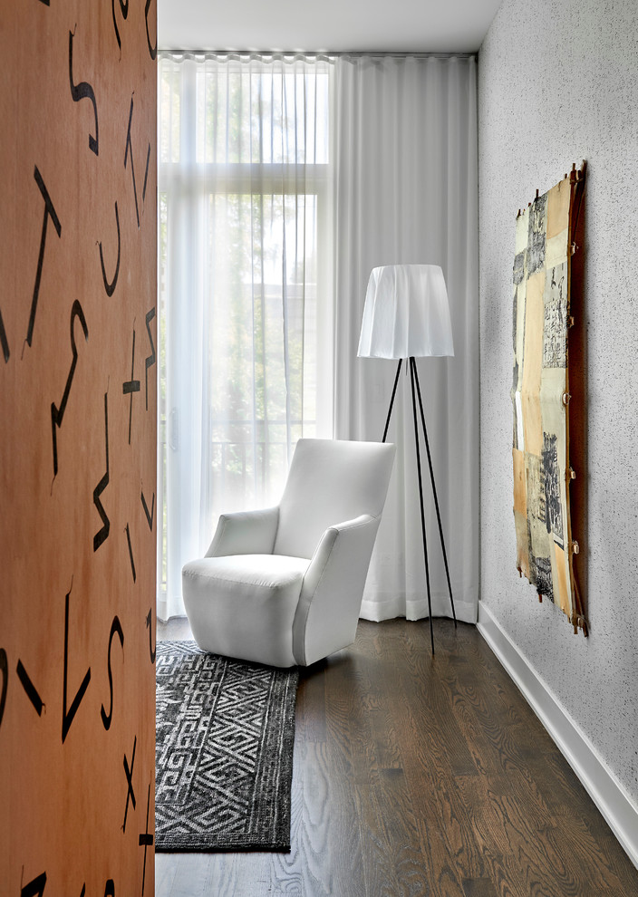 Foto de sala de estar cerrada contemporánea de tamaño medio sin chimenea y televisor con paredes blancas y suelo de madera oscura
