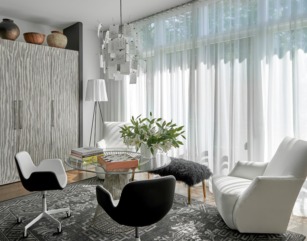 Пример оригинального дизайна: изолированная гостиная комната среднего размера в современном стиле с белыми стенами, темным паркетным полом и ковром на полу без камина, телевизора