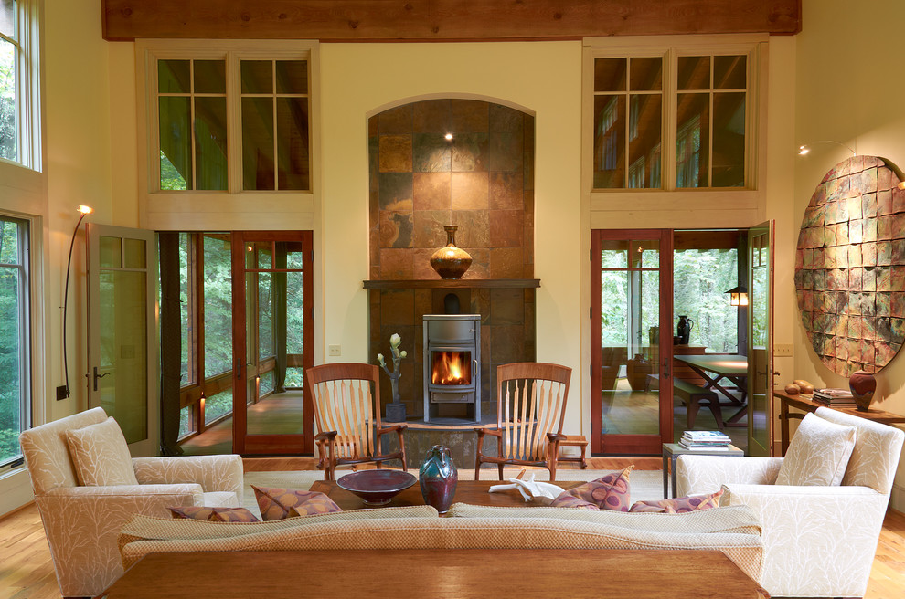 Idee per un soggiorno chic di medie dimensioni con pareti beige, pavimento in legno massello medio, nessuna TV e stufa a legna