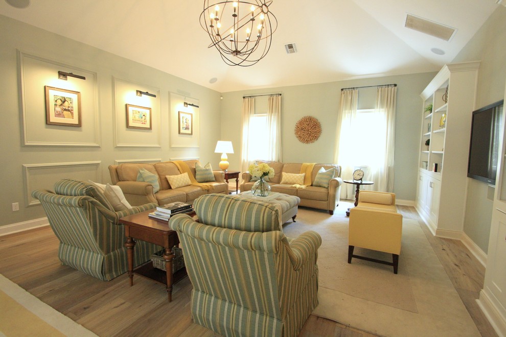 Transitional family room photo in Orlando