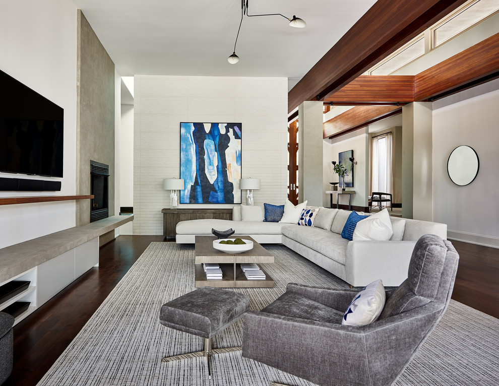 Großes, Abgetrenntes Modernes Wohnzimmer mit weißer Wandfarbe, dunklem Holzboden, Kamin, Kaminumrandung aus Beton, TV-Wand und braunem Boden in Charlotte