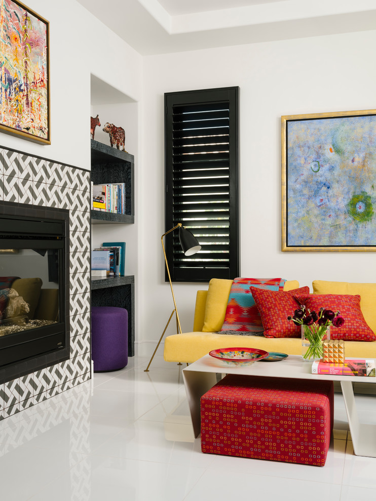 Diseño de sala de estar cerrada moderna pequeña con suelo de baldosas de porcelana, chimenea de doble cara y marco de chimenea de baldosas y/o azulejos