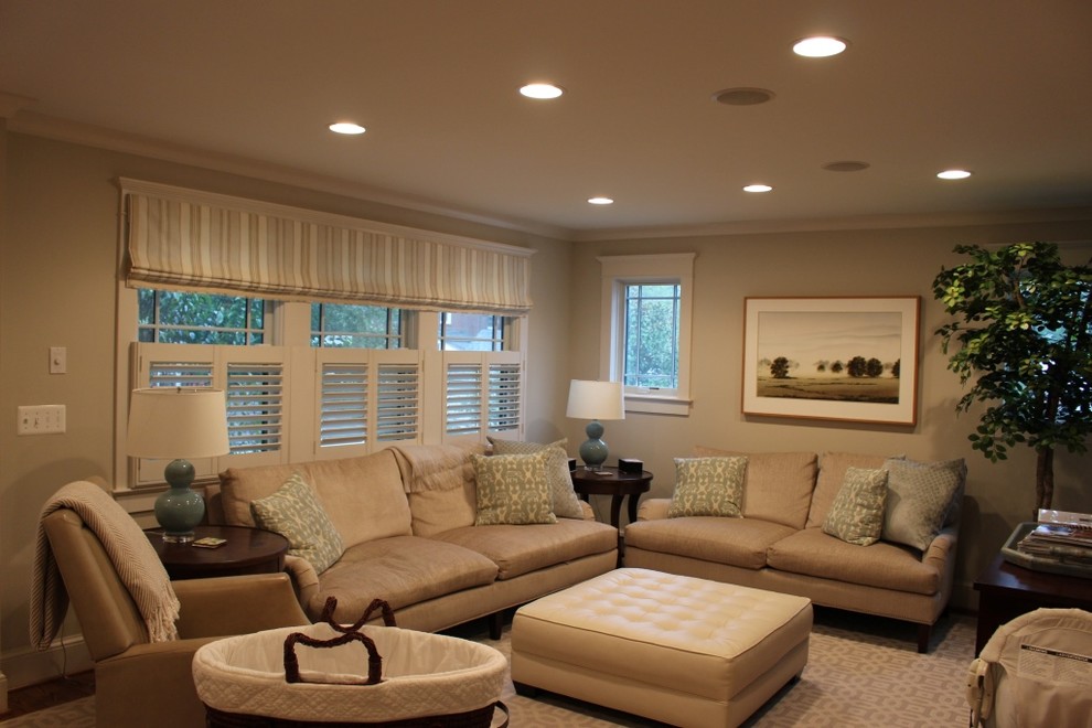 Diseño de sala de estar abierta tradicional de tamaño medio con paredes verdes y suelo de madera en tonos medios