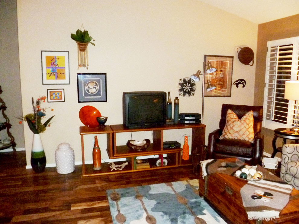 Idee per un soggiorno boho chic di medie dimensioni e aperto con pareti multicolore, pavimento in legno massello medio e TV autoportante