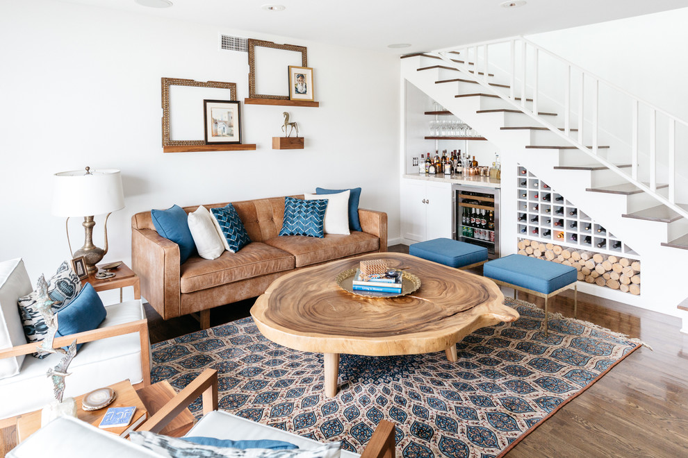 Stilmix Wohnzimmer mit Hausbar, weißer Wandfarbe, dunklem Holzboden und braunem Boden in Los Angeles