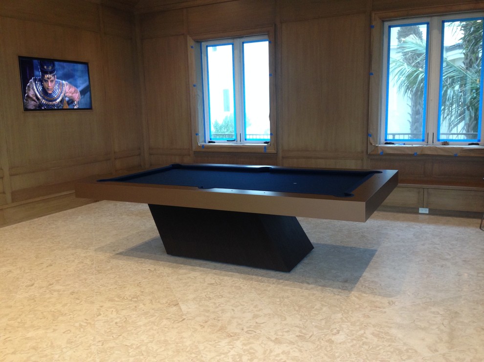 Foto de sala de juegos en casa abierta contemporánea grande con paredes beige, suelo de mármol y pared multimedia