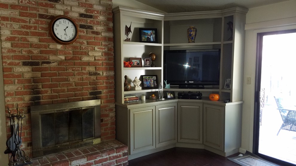 На фото: гостиная комната в стиле кантри с телевизором в углу с