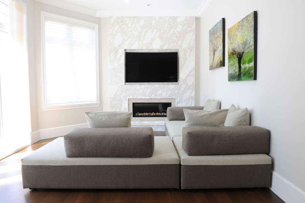 Foto de sala de estar abierta tradicional renovada de tamaño medio con paredes beige, suelo de madera en tonos medios, todas las chimeneas y televisor colgado en la pared