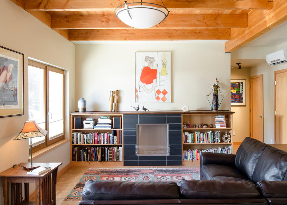 Exemple d'une salle de séjour craftsman avec un mur beige, un sol en liège, une cheminée standard et un manteau de cheminée en carrelage.