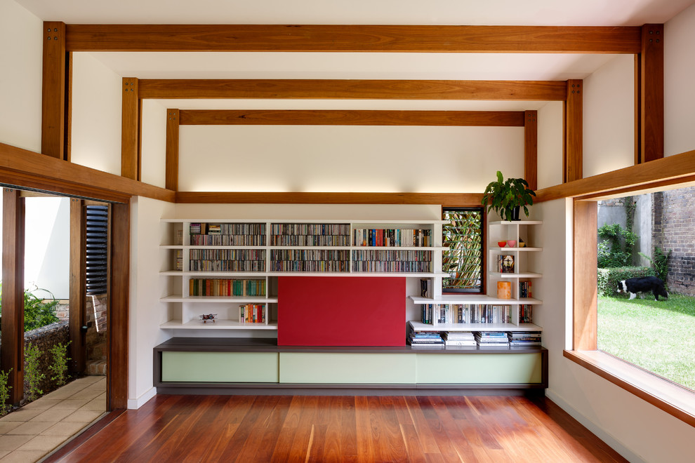 Стильный дизайн: открытая гостиная комната в классическом стиле с с книжными шкафами и полками и белыми стенами - последний тренд