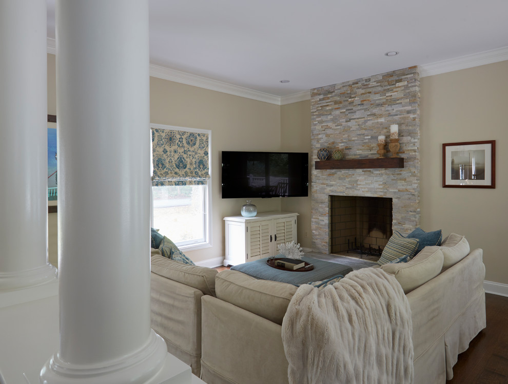 Imagen de sala de estar abierta tradicional renovada pequeña con paredes beige, suelo de madera en tonos medios, todas las chimeneas, marco de chimenea de piedra, televisor colgado en la pared y suelo marrón