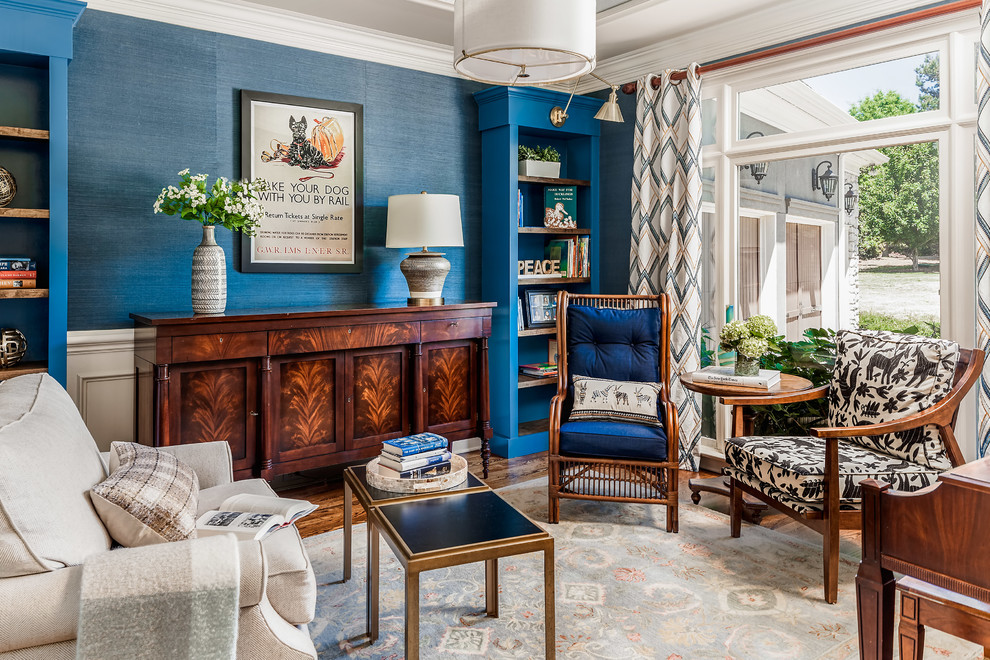 На фото: гостиная комната в стиле неоклассика (современная классика) с музыкальной комнатой, синими стенами, темным паркетным полом и коричневым полом с