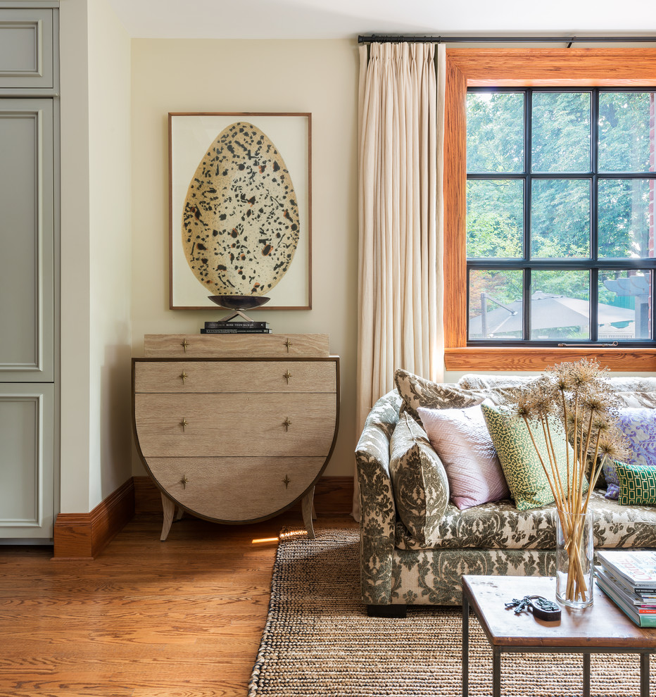 Mittelgroßes, Offenes Klassisches Wohnzimmer ohne Kamin mit beiger Wandfarbe und hellem Holzboden in Toronto