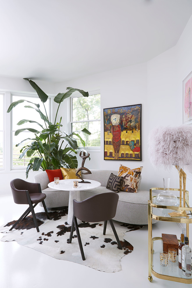 Modelo de sala de estar con barra de bar bohemia con paredes blancas, suelo blanco y alfombra