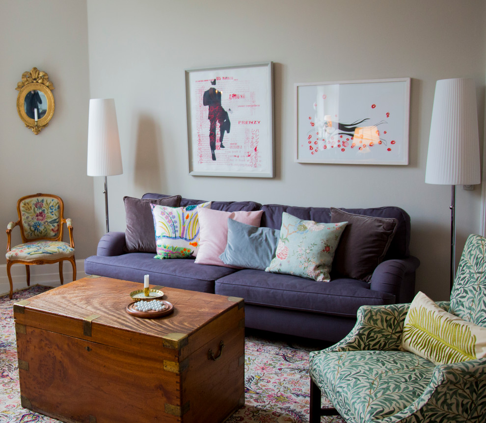 Стильный дизайн: маленькая изолированная гостиная комната в стиле фьюжн с серыми стенами, ковровым покрытием и разноцветным полом без камина, телевизора для на участке и в саду - последний тренд
