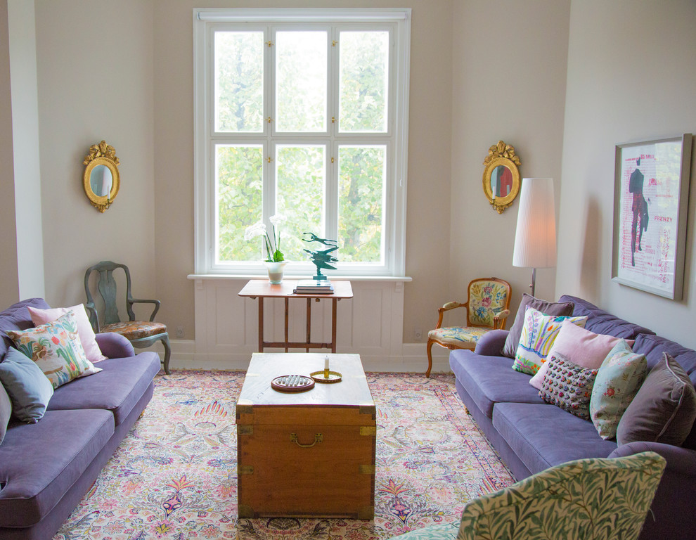 Ejemplo de sala de estar cerrada ecléctica de tamaño medio sin chimenea y televisor con paredes grises, moqueta y suelo multicolor