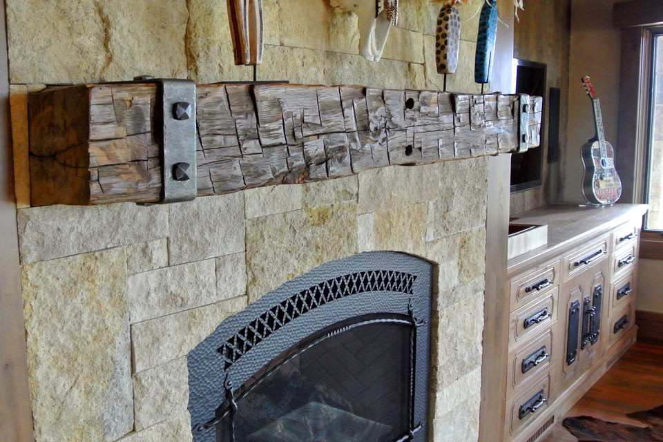 Exempel på ett klassiskt allrum, med beige väggar, mellanmörkt trägolv, en standard öppen spis, en spiselkrans i sten och en väggmonterad TV