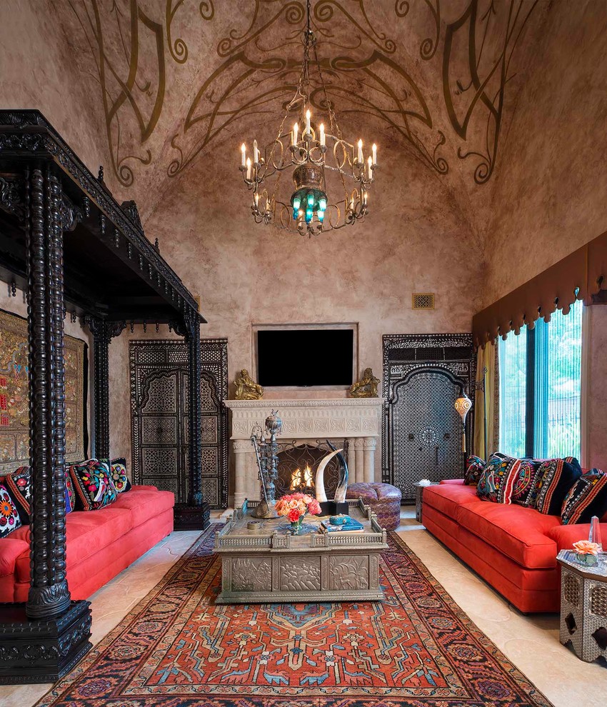 Diseño de sala de estar mediterránea con paredes beige, todas las chimeneas, televisor colgado en la pared y alfombra
