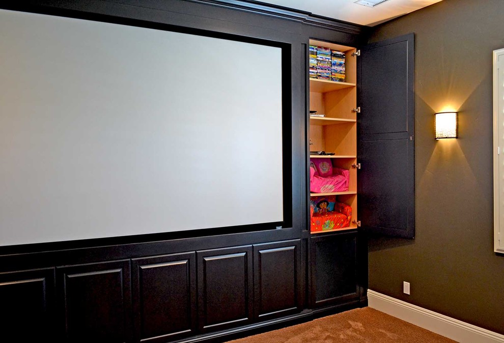 Свежая идея для дизайна: открытая гостиная комната в современном стиле с ковровым покрытием и телевизором на стене - отличное фото интерьера