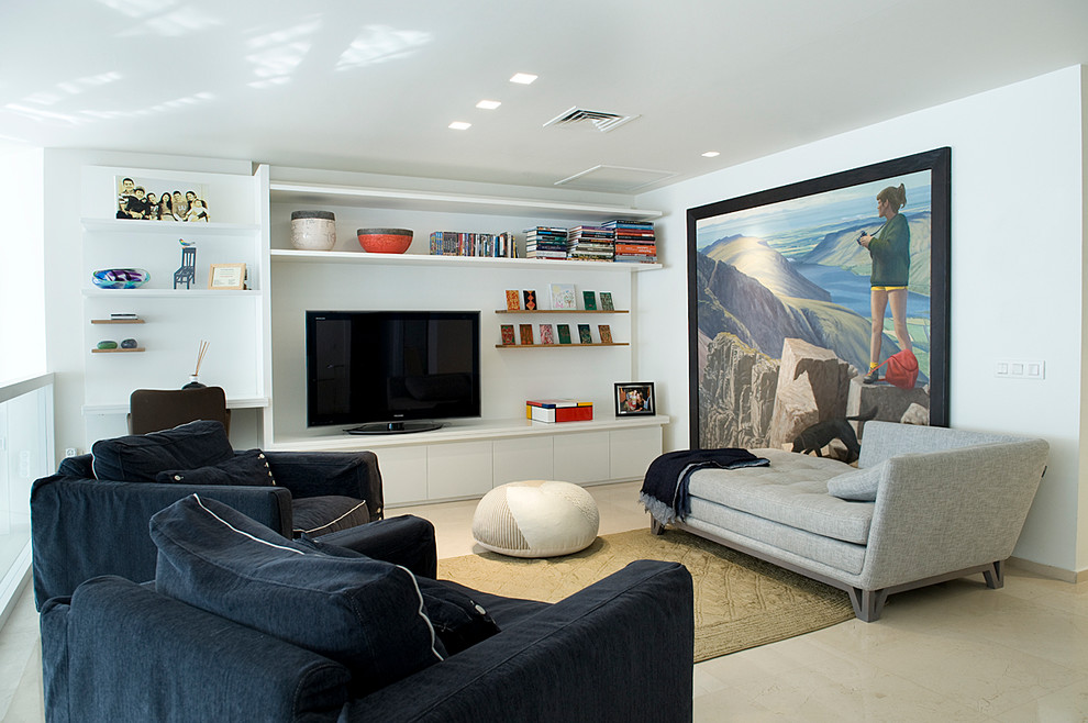 На фото: двухуровневая гостиная комната в современном стиле с белыми стенами и отдельно стоящим телевизором