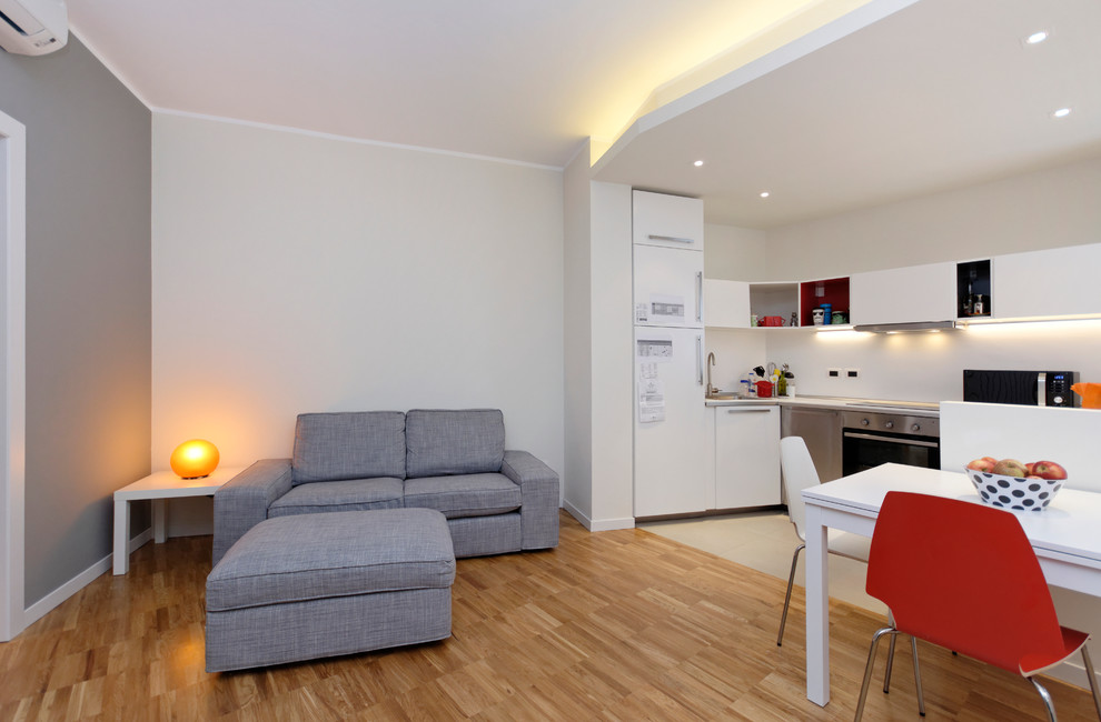Cette photo montre une petite salle de séjour moderne ouverte avec parquet clair et un téléviseur indépendant.