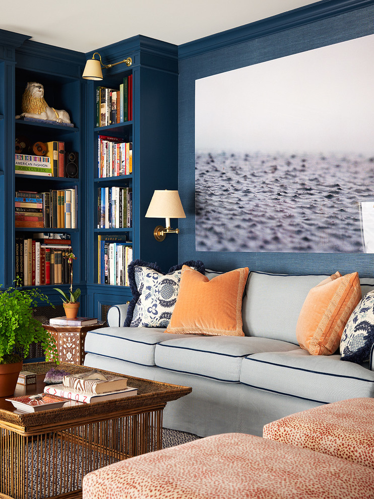Inspiration pour une petite salle de séjour traditionnelle avec une bibliothèque ou un coin lecture, un mur bleu et un sol en bois brun.