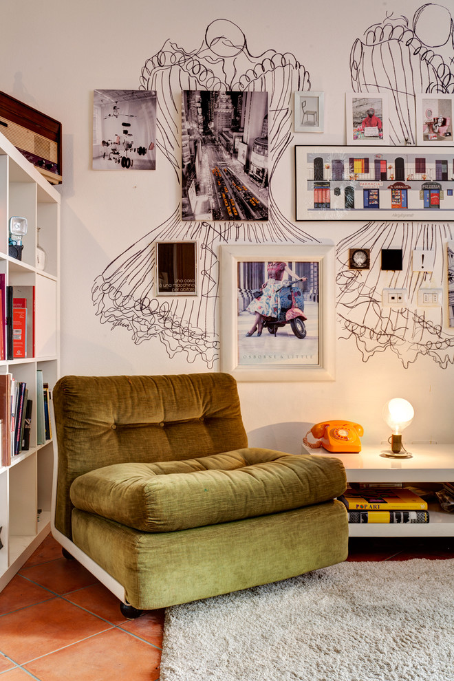Eklektisches Wohnzimmer mit weißer Wandfarbe und Terrakottaboden in Mailand
