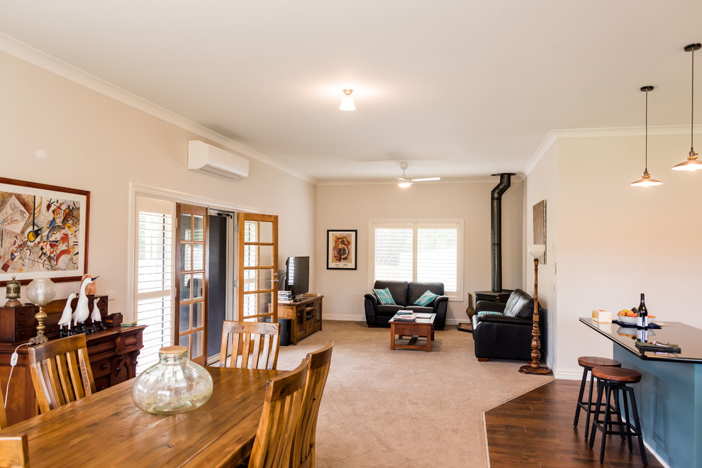Mittelgroßes, Offenes Landhausstil Wohnzimmer mit beiger Wandfarbe, Teppichboden, Eckkamin und beigem Boden in Geelong