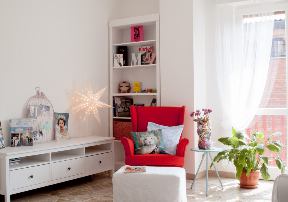 Foto de sala de estar bohemia de tamaño medio sin chimenea con paredes blancas, suelo de mármol y suelo multicolor