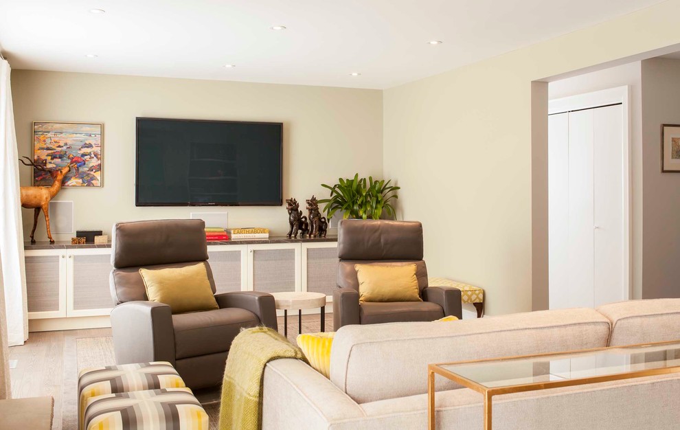 Cette photo montre une grande salle de séjour tendance fermée avec un mur vert, un sol en bois brun, un téléviseur fixé au mur et un sol beige.