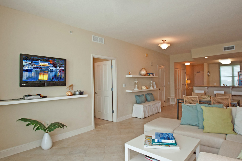 Ejemplo de sala de estar abierta costera con paredes beige y suelo de baldosas de cerámica