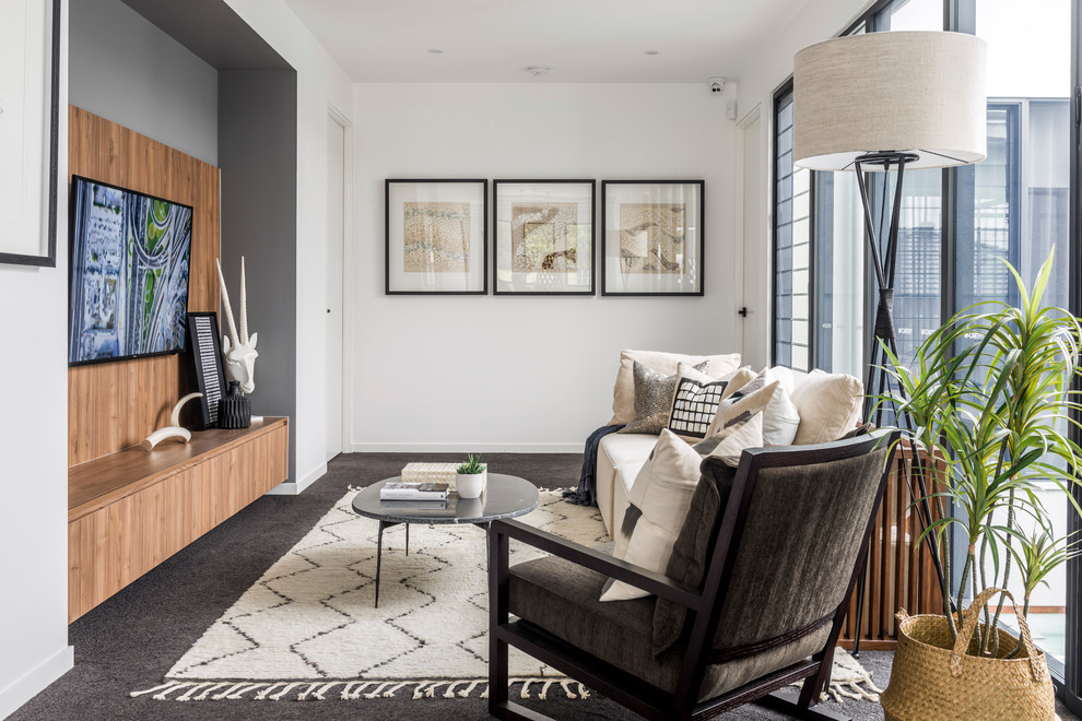 Mittelgroßes, Abgetrenntes Modernes Wohnzimmer mit weißer Wandfarbe, Teppichboden, TV-Wand und braunem Boden in Gold Coast - Tweed