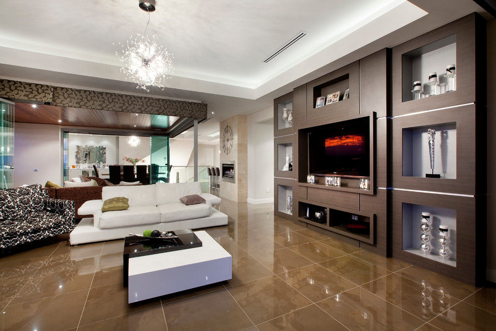 Ejemplo de salón abierto actual con paredes beige, pared multimedia y suelo marrón