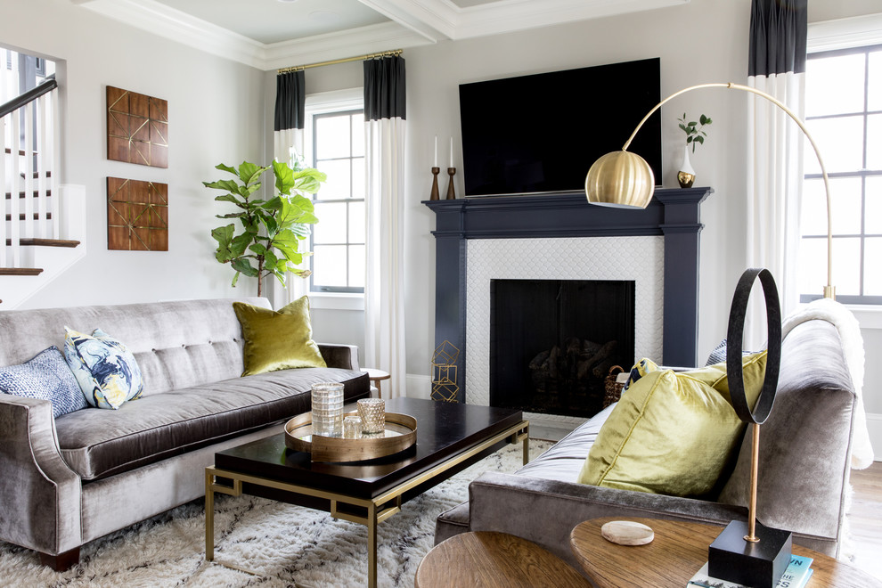 Offenes Klassisches Wohnzimmer mit grauer Wandfarbe, Kamin, gefliester Kaminumrandung und TV-Wand in Charlotte