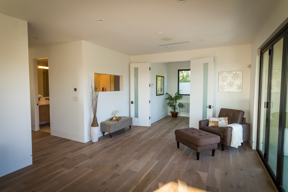 Großes Mid-Century Wohnzimmer mit weißer Wandfarbe und braunem Holzboden in Los Angeles