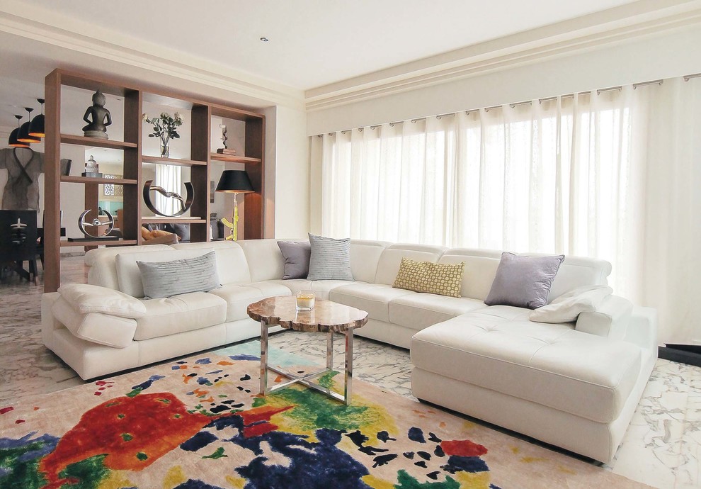 Cette image montre une grande salle de séjour minimaliste ouverte avec un mur blanc, un sol en marbre, une cheminée ribbon et un téléviseur encastré.