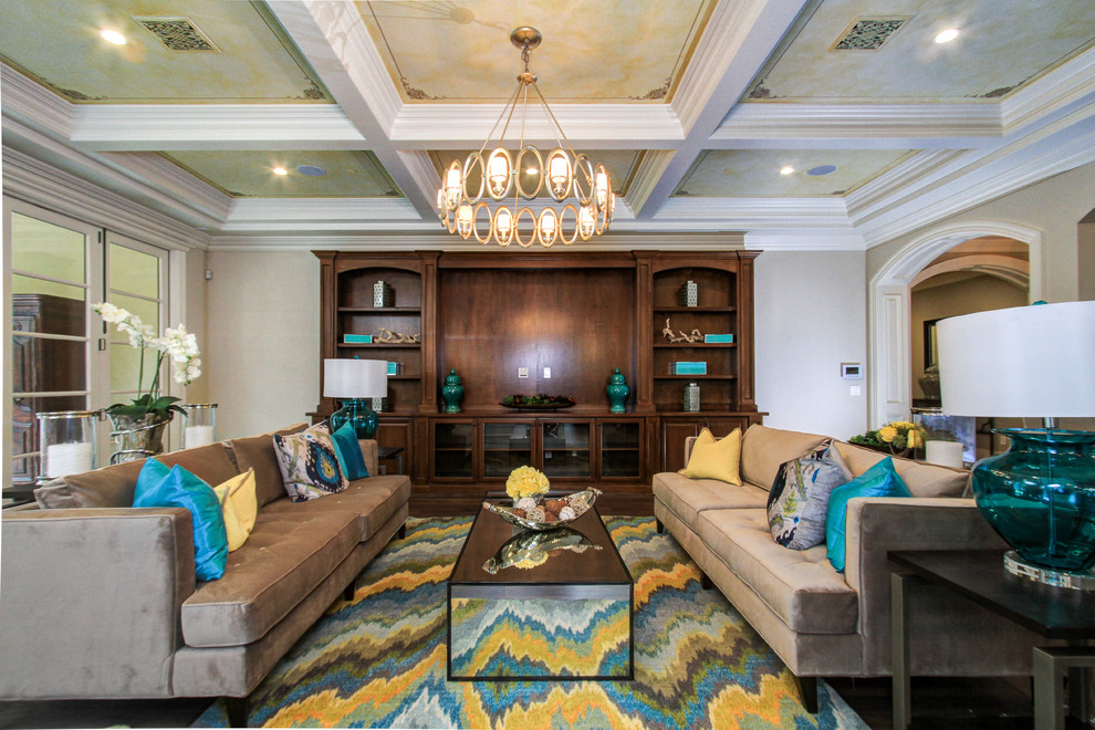 Ejemplo de sala de estar abierta tradicional renovada de tamaño medio con paredes beige, suelo de madera en tonos medios y pared multimedia
