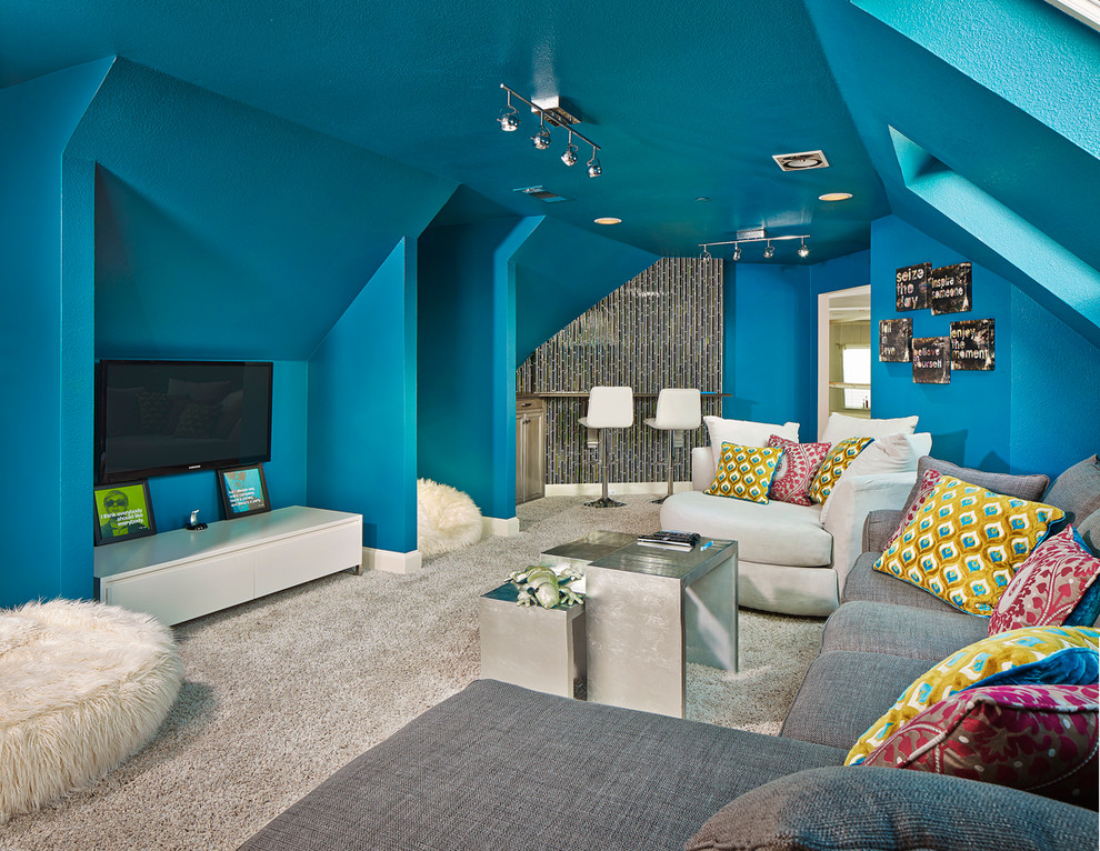 Свежая идея для дизайна: гостиная комната в современном стиле с синими стенами, ковровым покрытием и телевизором на стене - отличное фото интерьера