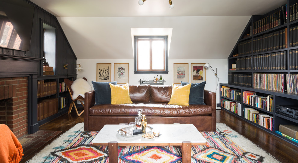 Immagine di un soggiorno minimalista con parquet scuro, camino classico, cornice del camino in mattoni, TV a parete e pareti multicolore